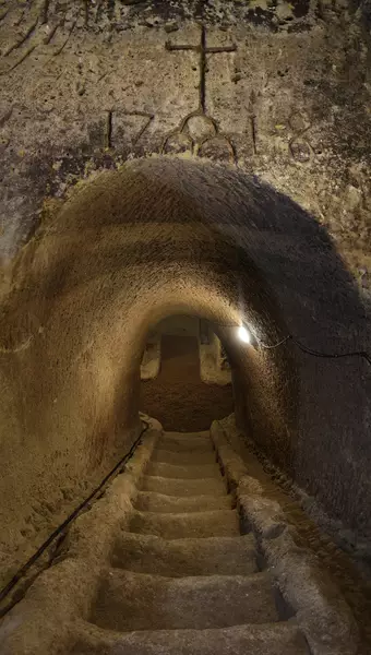 0 - Scale in tufo per le cantine